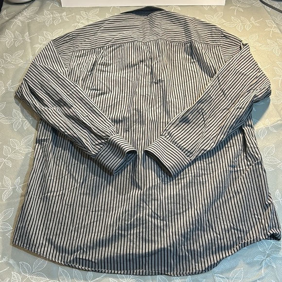 Men’s Calvin Klein Dress Shirt. - Picture 4 of 7